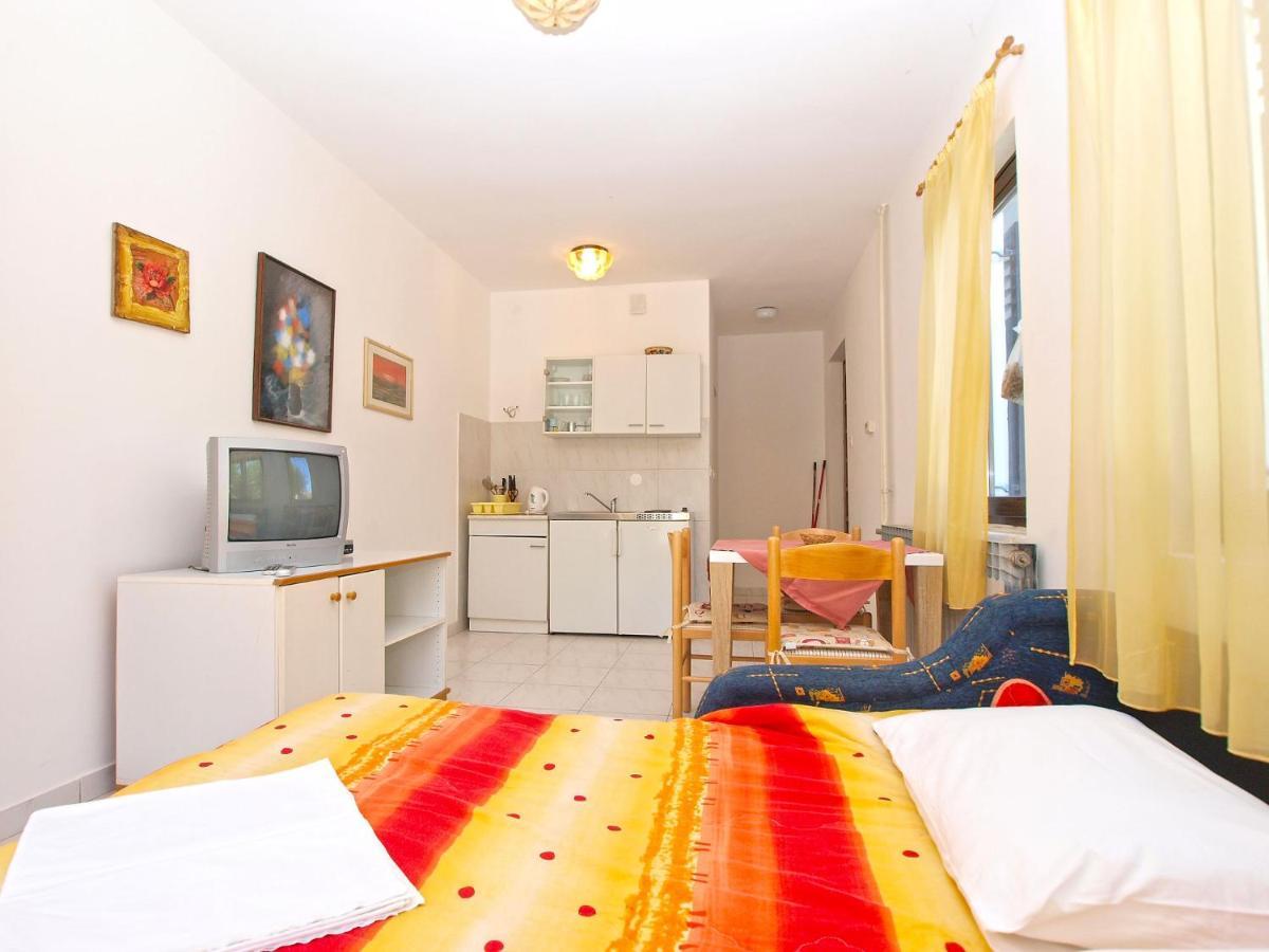 Apartments Puntizela 727 Pola Esterno foto