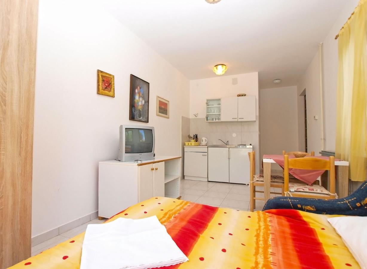 Apartments Puntizela 727 Pola Esterno foto